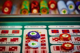 Pengguna membaca syarat bonus dari ponsel